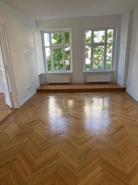 Helle Altbauwohnung in Berlin Lichtenberg direkt zum Tuchollaplatz — photo 1
